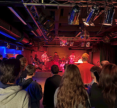 Die Band auf der Bühne vor Zuschauern Die Band auf der Bühne vor Zuschauern